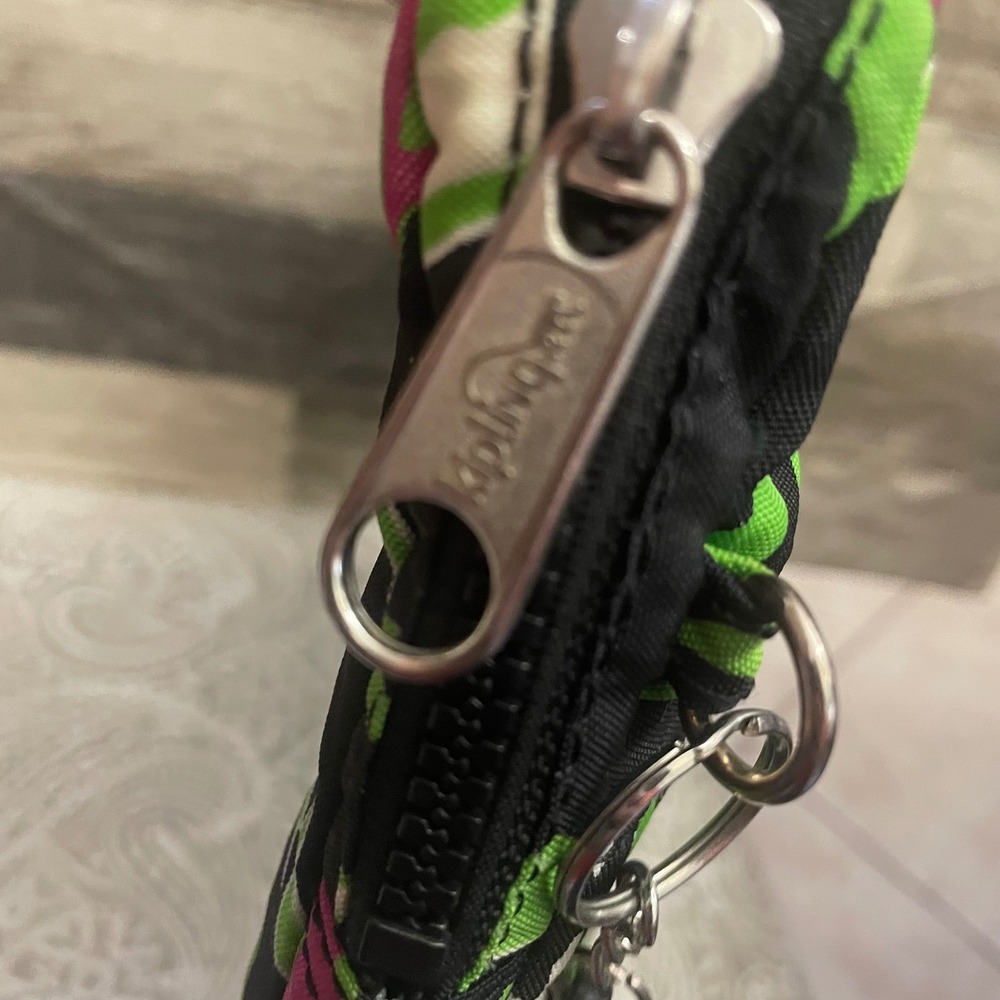 Kipling Laptop Sleeve Tech Case Neon Green Pink Abstract Print Monkey Keychain - Picture 8 of 8